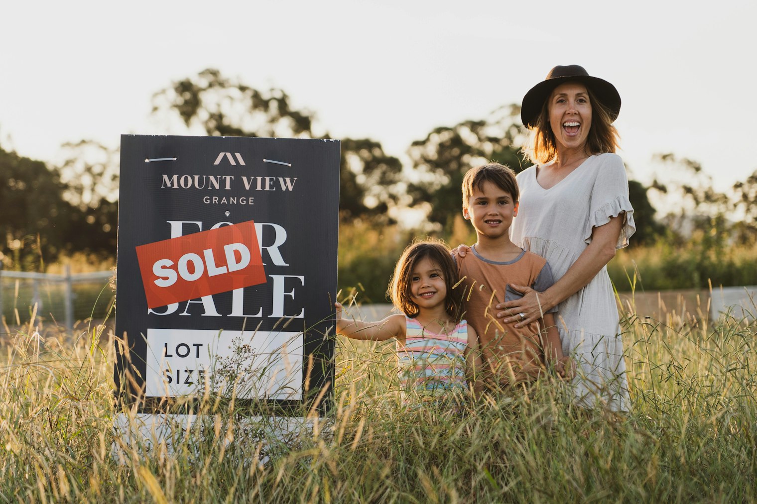Photography Estates Mount-View-Grange mvg-images-happy-family-sold